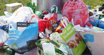 На смердящие кучи отбросов у мусоропроводов в галерейных домах жалуются жители Актау