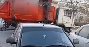 Жителей Актау просят не загораживать мусорные контейнеры автотранспортом