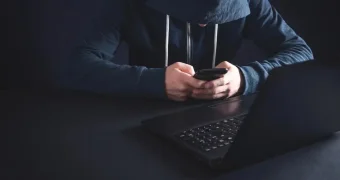 Казахстанец лишился миллионов после звонка в WhatsApp о замене электросчетчика