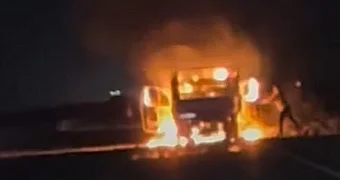 Фургон сгорел на трассе в Мангистау