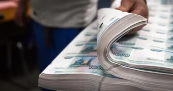 «Вывозят миллиарды»: В России мигрантов заставят платить пошлины за переводы на родину