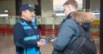 Иностранцам в Казахстане выдают QR-карты с важной информацией