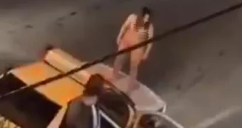 Голая женщина забралась на полицейскую машину в знак протеста в Иране