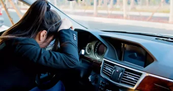 Казахстанка выпила три рюмки коньяка и поехала в магазин за мороженым