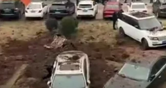 Мальчик взорвал 8 автомобилей петардой в Китае (видео)