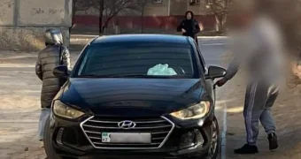 «Обойди меня по песку»: почти 60 000 тенге заплатит водитель за езду по тротуару в Актау