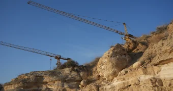 «Она может крошиться сама по себе»: аким Актау высказался о трещинах в породе на Скальной тропе