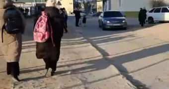 Рядом детсад и школа: жители 1 микрорайона Актау не могут дождаться ремонта тротуара