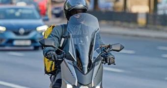 Ест еду клиентов перед отдачей заказа: поведение курьера разозлило Казнет (Видео)