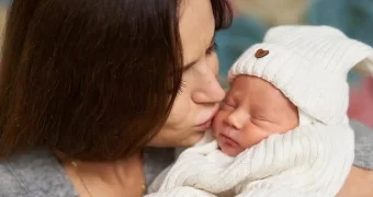 Родившая в 52 года Маргарита Дробязко вышла на лед с двухмесячной дочкой