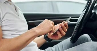 Таксист оказался в суде после общения с казахстанкой в WhatsApp