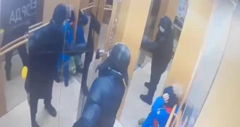 Шокирующий инцидент в лифте Астаны: на ребенка напали с ножом