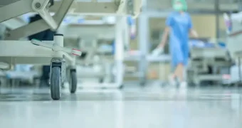 Выпавшему из окна военкомата в Уральске призывнику провели сложную операцию