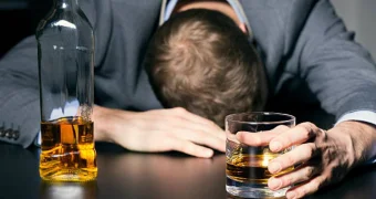 Казахстанец умер после употребления алкоголя, купленного в стамбульском ресторане