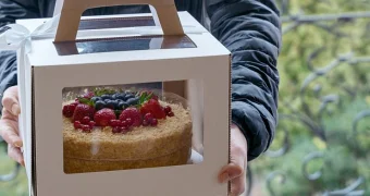 Россиянка заказала торт и нашла в нем человеческие зубы