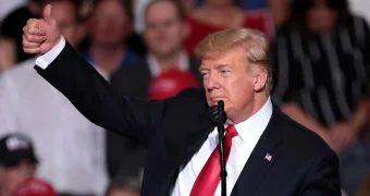 Тенге укрепился после разговора Трампа и Путина