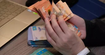 Какие зарплаты получают министры, депутаты и акимы в Казахстане