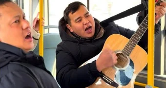 Оркестр исполнил песни военных лет для пассажиров автобуса в Актау. Видео