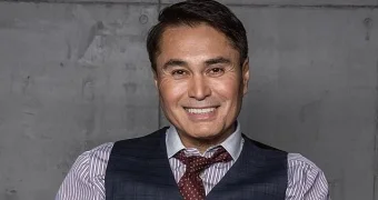 Арман Давлетяров позвонил незнакомой бабушке в Казахстан (видео)