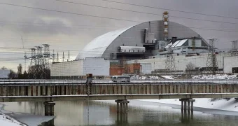 На Чернобыльской АЭС произошел взрыв. Под ударом оказался саркофаг энергоблока, разрушенного во время аварии 1986 года