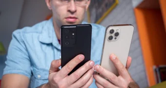 Почему телефон нужно прикладывать к левому уху: есть научное объяснение