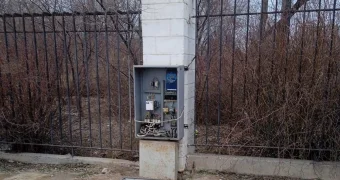 Ждём, пока долбанёт? Кто отвечает за открытый электрощит в центре Актау