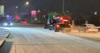 На заснеженные дороги Актау высыпали 50 тонн песчано-соляной смеси