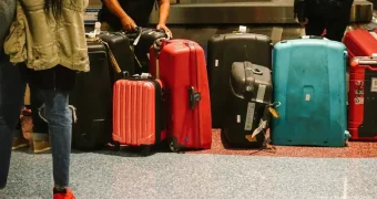 Воруют деньги прямо из чемоданов? В аэропорту Алматы разгорелся скандал