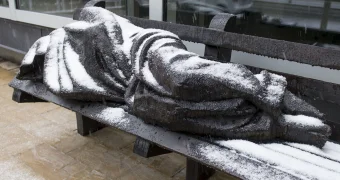 Женщина вызвала полицию из-за скульптуры, которую перепутала с безжизненным телом