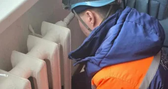 Застрял головой в батарее: кадры необычного спасения в Астане