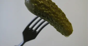 Казахстанец скончался после съеденного соленого огурца