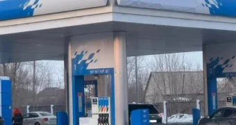 “Санкции?“ Одна из сетей АЗС сняла вывески в Казахстане