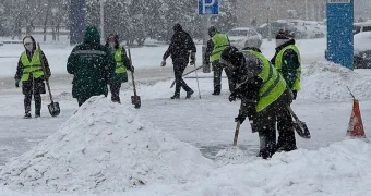 Коммунальщики продолжают вести борьбу с последствиями снегопада в Актау