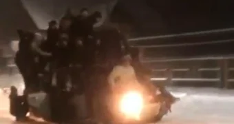 Молодежь «облепила» легковушку и устроила «покатушки» по заснеженному селу в Мангистау