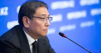 На мужчин в колготках и коротких юбках пожаловались акиму Алматы