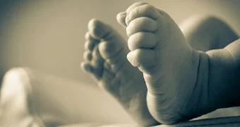 Казахстанка выбросила младенца в мусорный контейнер