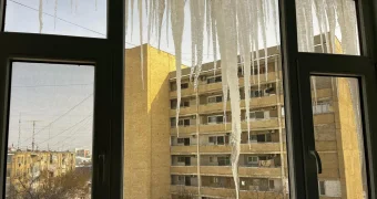 Падение глыбы льда на женщину в Актау – правда или фейк?