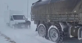 В Мангистау военные моряки отбуксировали застрявшую в снегах колонну автомобилей
