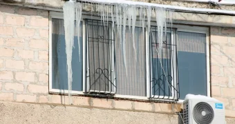 Несчастных случаев из-за падения крупных сосулек боятся жители Актау