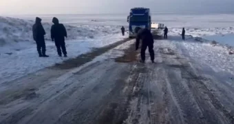 Более 35 грузовых автомобилей вызволили из снежного плена в Мангистау