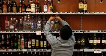 Вернуть алкоголь на заправки АЗС предлагают в Казахстане