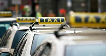 Массовая депортация: таксистов-нелегалов выдворили из Казахстане