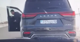 Хамство без границ: водитель с «крутым» номером обматерил полицейских и уехал (видео)