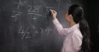 Минпросвет: зарплата половины учителей в Казахстане достигла 581 тысячи тенге в месяц