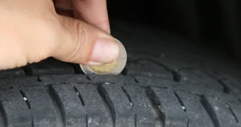 Зачем опытные водители кладут монетку на колесо: вы удивитесь, узнав причину