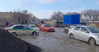 Воды по колено: паводки стали причиной автопробки в Актау