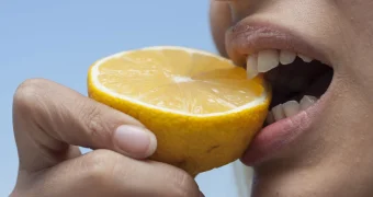 Лимон всемогущий: врач рассказал, о чём сигнализирует тяга к кислому
