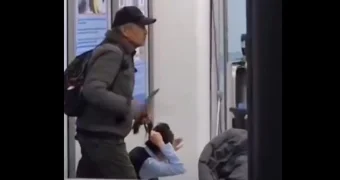 Неизвестный, угрожая ножом, захватил заложницу в аэропорту Алматы (видео)