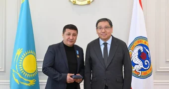 В Алматы наградили мужчину, спасшего заложницу в аэропорту