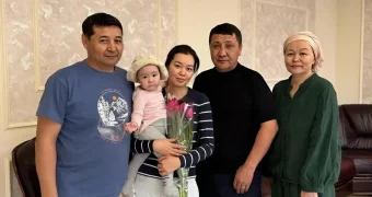 В Алматы спасенная заложница встретилась со своим героем